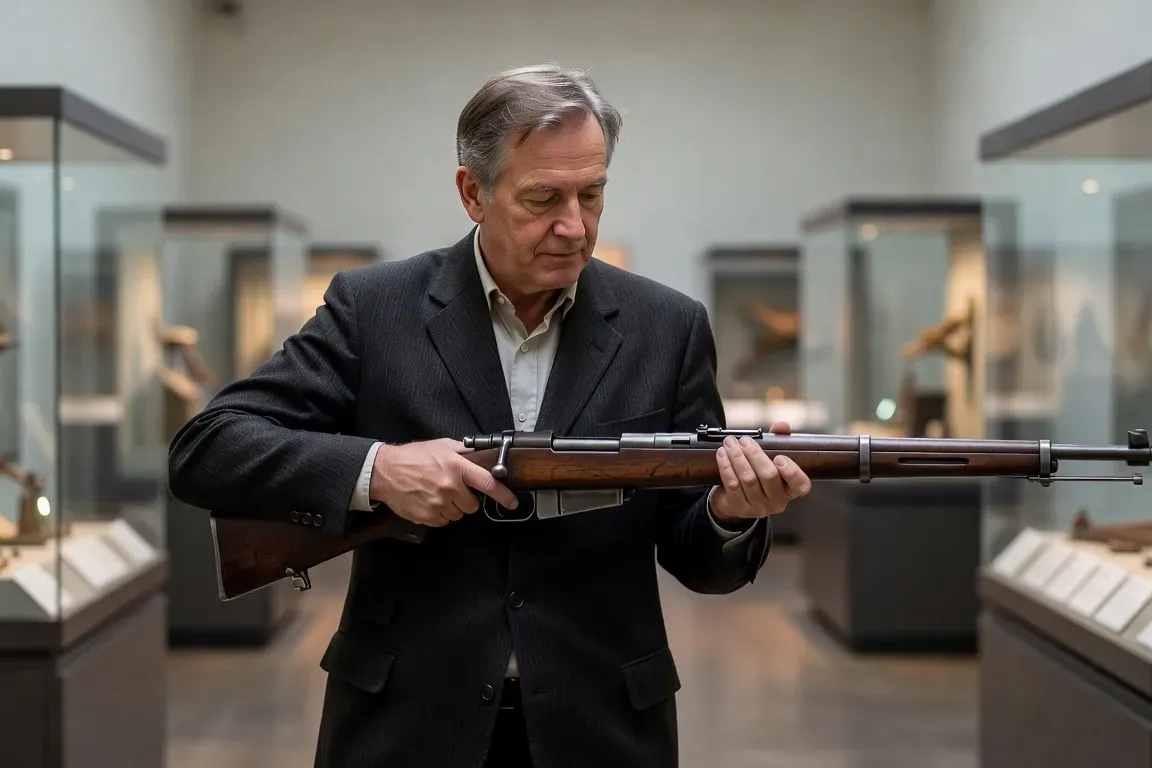 Henri Lambert montrant un fusil Lebel modèle 1886 lors d'une exposition à Besançon