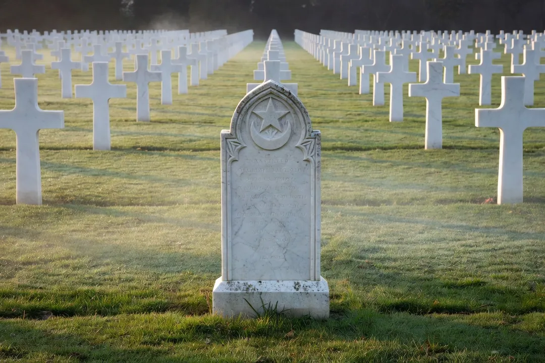 Tombe militaire de style mauresque à la nécropole nationale de Rougemont
